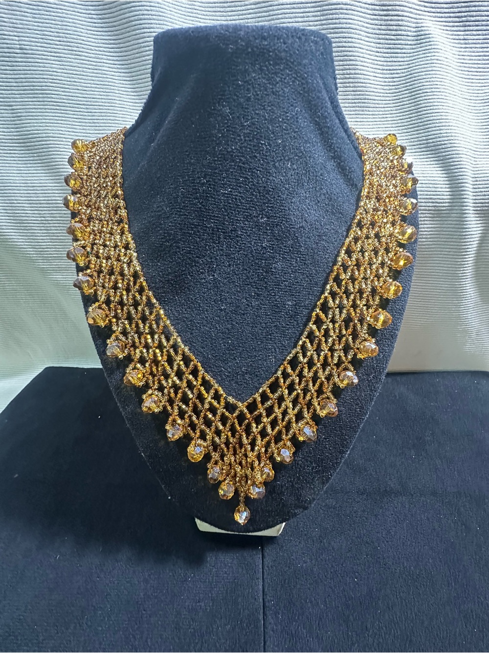 Vtg: Beautiful Glass Sea Bead V Shaped Bib Style Necklace